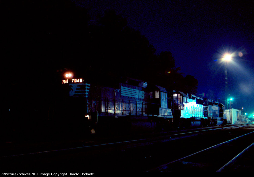 NS 7048 & others at Glenwood yard at night